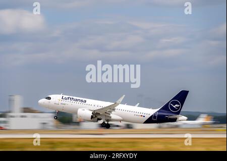 München, Deutschland - Juli 03. 2023 : Lufthansa Airbus A320-271N mit der Luftfahrzeugregistrierung D-AIJA startet auf der Südbahn 26L der Munic Stockfoto