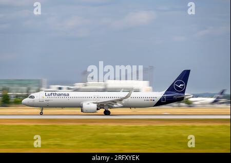 München, Deutschland - Juli 03. 2023 : Lufthansa Airbus A321-271NX mit der Luftfahrzeugregistrierung D-AIEG startet auf der Südbahn 26L der Muni Stockfoto