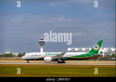 München, Deutschland - Juli 03. 2023 : EVA Air Boeing 787-9 Dreamliner mit dem Luftfahrzeugregister B-17883 startet auf der Südbahn 26L der Stockfoto