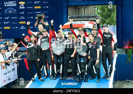 The Drive Elfyn Evans (Gb) Der Co-Pilot Scott Martin (Gb) Von Team Toyota Gazoo Racing Wrt, Toyota Gr Yaris Rally1 Hybrid, Wird Während Der Wrc Rally Finnland Auf Dem Finalpodium In Himos, 2023., 06. August 2023 Jyvaskyla, Finnland, Gefeiert Stockfoto