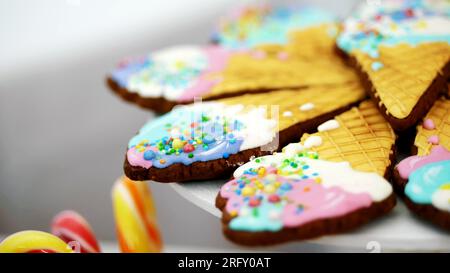 Schokoriegel zum Geburtstag der Kinder. Nahaufnahme, mehrfarbige Lutscher, Süßigkeiten, Kekse, Cupcakes, süße Dekoration für Kinderpartys und Kinderjubiläen. Hochwertiges Foto Stockfoto