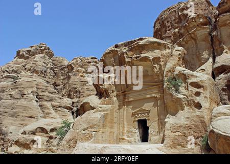 Nabateanisches Grab am Eingang zu Little Petra alias Siq al-Barid, Jordanien Stockfoto