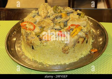 Chicken Maqluba - Upside Down Chicken - eine jordanische Lieblingsmahlzeit Stockfoto