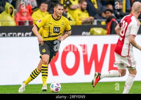 Dortmund, Deutschland. 06. Aug. 2023. DORTMUND, DEUTSCHLAND - AUGUST 6: Niklas Sule aus Borussia Dortmund läuft mit dem Ball während des Vorsaison-Freundschaftsspiels zwischen Borussia Dortmund und Ajax im Signal Iduna Park am 6. August 2023 in Dortmund (Foto von Joris Verwijst/Orange Pictures). Credit: Orange Pics BV/Alamy Live News Stockfoto