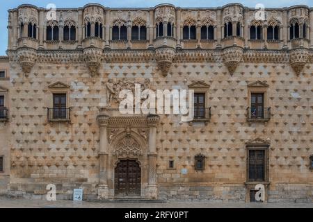 Palast der Herzöge des Infantados im elisabethanischen gotischen Stil mit Renaissance-Elementen in der Stadt Guadalajara, Castilla la Mancha, Spanien. Stockfoto