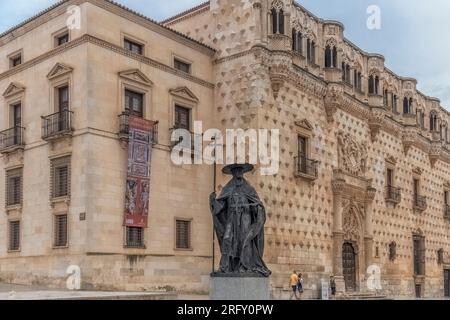 Palast der Herzöge des Infantados im elisabethanischen gotischen Stil mit Renaissance-Elementen in der Stadt Guadalajara, Castilla la Mancha, Spanien. Stockfoto