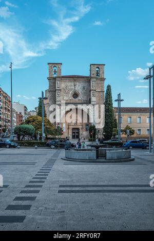 Außenfassade der christlich-katholischen Kirche San Ginés in Guadalajara, Castilla la Mancha, Spanien, Europa. Stockfoto