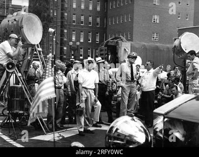 GREGORY PECK und Regisseur STANLEY KRAMER am Set vor Ort waren offen mit Movie / Camera Crew während der Dreharbeiten in Australien von Regisseur STANLEY KRAMER, dem Roman Nevil Shute von 1959, John Paxton Stanley Kramer Productions / Lomitas Productions Inc / United Artists Stockfoto