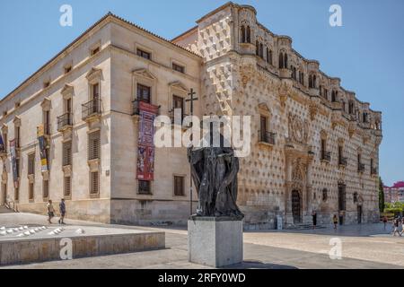 Palast der Herzöge des Infantados im elisabethanischen gotischen Stil mit Renaissance-Elementen in der Stadt Guadalajara, Castilla la Mancha, Spanien. Stockfoto