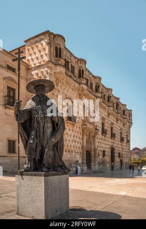 Palast der Herzöge des Infantados im elisabethanischen gotischen Stil mit Renaissance-Elementen in der Stadt Guadalajara, Castilla la Mancha, Spanien. Stockfoto