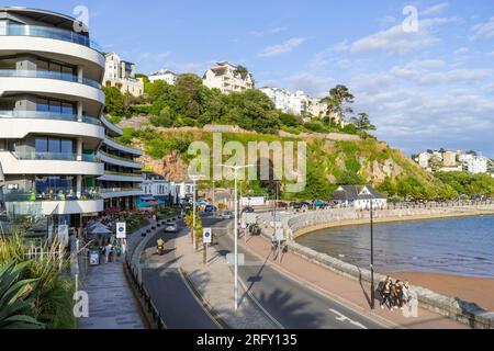 Torquay Devon Torbay Abbey Crescent Hochhauswohnungen in Form einer Kurve mit Restaurants unter Torquay Devon England Großbritannien GB Europa Stockfoto