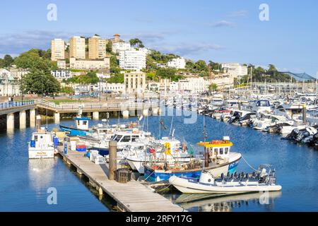 Torquay Devon Torbay Fischerboote und Luxusyachten, die im Torquay Marina Hafen Torquay festgemacht sind Torquay Devon English Riviera England GB Europa Stockfoto