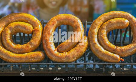 Gegrillte thailändische Würste (Sai Aua). Thailändische Isaan-Wurst. Beliebtes thailändisches Street Food. Im nordthailändischen Stil gegrillte thailändische Wurst gefüllte würzige Schweinefleisch g. Stockfoto