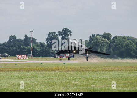 Lockheed F-117 Nighthawk Stealth Fighter, Tarnbombenflugzeug mit zwei Triebwerken, entwickelt von Lockheeds geheimnisvollen Skunk Works. USAF Jet Stockfoto