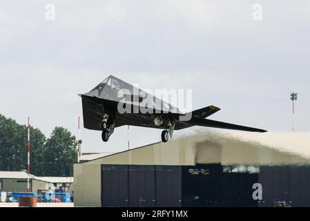 Lockheed F-117 Nighthawk Stealth Fighter, Tarnbombenflugzeug mit zwei Triebwerken, entwickelt von Lockheeds geheimnisvollen Skunk Works. USAF Jet Stockfoto