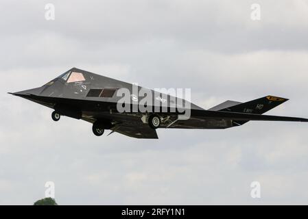 Lockheed F-117 Nighthawk Stealth Fighter, Tarnbombenflugzeug mit zwei Triebwerken, entwickelt von Lockheeds geheimnisvollen Skunk Works. USAF Jet Stockfoto