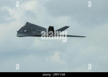 Lockheed F-117 Nighthawk Stealth Fighter, Tarnbombenflugzeug mit zwei Triebwerken, entwickelt von Lockheeds geheimnisvollen Skunk Works. USAF Jet Stockfoto