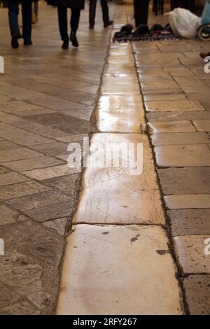 Lecce, Italien. Glatte Pflastersteine in einer Gasse im historischen Zentrum. Stockfoto