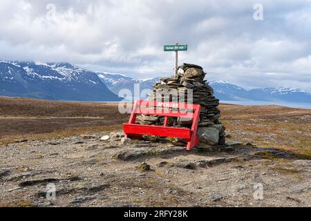 Der Gipfel von Barheia mit einer roten Bank und einem Kairn. Malerische Aussicht auf die umliegenden Berge und den Fjord. Svensby, Lyngen Alps, Lyngen, Nordnorwegen Stockfoto