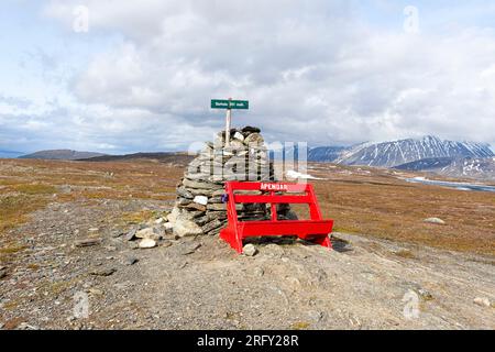 Der Gipfel von Barheia mit einer roten Bank und einem Kairn. Malerischer Blick auf die umliegenden Berge und den Fjord. Svensby, Lyngen Alps, Lyngen, Nordnorwegen Stockfoto