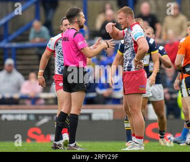 Leeds, Großbritannien. 06. Aug. 2023. Schiedsrichter Marcus Griffiths erklärt, dass er Jack Hughes #12 von Leigh Leopards für einen High Tackle während des Spiels der Betfred Super League Round 21 Leeds Rhinos gegen Leigh Leopards im Headingley Stadium, Leeds, Großbritannien, 6. August 2023 (Foto von Steve Flynn/News Images) in Leeds, Vereinigtes Königreich am 8/6/2023. (Foto: Steve Flynn/News Images/Sipa USA) Guthaben: SIPA USA/Alamy Live News Stockfoto