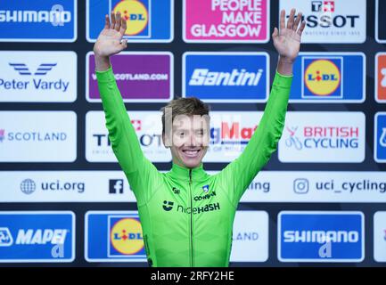 Sloweniens Tadej Pogacar auf dem Podium nach dem Elite Road Race der Männer am vierten Tag der UCI-Radweltmeisterschaft 2023 in Glasgow. Foto: Sonntag, 6. August 2023. Stockfoto