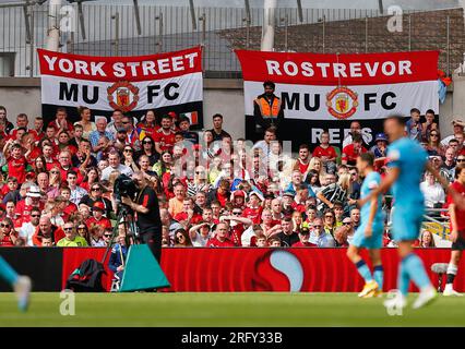 6. August 2023; Aviva Stadium, Dublin, Irland: Pre Season Football Friendly, Manchester United gegen Athletic Bilbao; Manchester Fans zeigen ihre Banner Stockfoto