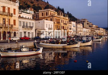 Angelboote/Fischerboote im Hafen von Gythio. Lakonien, südlichen Peloponnes, Griechenland. Stockfoto