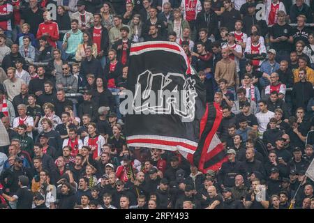 Dortmund, Deutschland. 06. Aug. 2023. DORTMUND, DEUTSCHLAND - AUGUST 6: Anhänger von Ajax, die während des Vorsaison-Freundschaftsspiels zwischen Borussia Dortmund und Ajax beim Signal Iduna Park am 6. August 2023 in Dortmund (Foto von Joris Verwijst/Orange Pictures). Kredit: Orange Pics BV/Alamy Live News Stockfoto