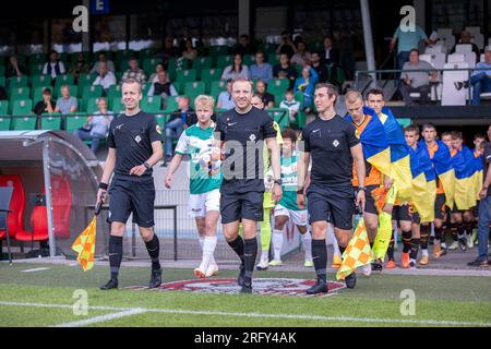 DORDRECHT, NIEDERLANDE - JULI 16: Schiedsrichter Stan Teuben und seine Assistenten Stefan de Groot und Michael Osseweijer während des Saisonvorkampfes B. Stockfoto