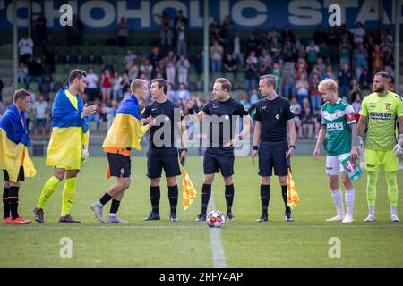 DORDRECHT, NIEDERLANDE - JULI 16: Schiedsrichter Stan Teuben und seine Assistenten Stefan de Groot und Michael Osseweijer während des Saisonvorkampfes B. Stockfoto