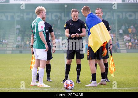 DORDRECHT, NIEDERLANDE - JULI 16: Schiedsrichter Stan Teuben und seine Assistenten Stefan de Groot und Michael Osseweijer und Jari Schuurman vom FC Dordrecht und Stockfoto