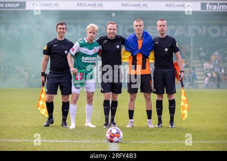 DORDRECHT, NIEDERLANDE - JULI 16: Schiedsrichter Stan Teuben und seine Assistenten Stefan de Groot und Michael Osseweijer und Jari Schuurman vom FC Dordrecht und Stockfoto