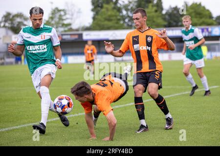 DORDRECHT, NIEDERLANDE - JULI 16: Daniil Savin und Valentyn Holonskyi mit Antef Tsoungui vom FC Dordrecht während des Vorsaison-Freundschaftsspiels dazwischen Stockfoto