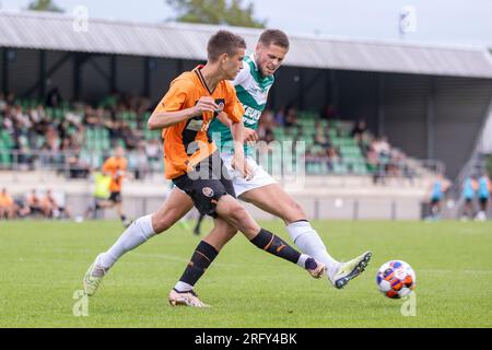 DORDRECHT, NIEDERLANDE - JULI 16: Oleksandr Bashmarin von Shakhtar und Pepijn Doesburg vom FC Dordrecht während des Saisonvorkampfes zwischen dem FC Stockfoto