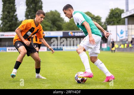 DORDRECHT, NIEDERLANDE - JULI 16: Elias Sebaoui vom FC Dordrecht und Oleksandr Lomaha von Shakhtar während des Vorsaison-Freundschaftsspiels zwischen dem FC Dordr Stockfoto