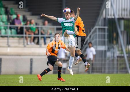 DORDRECHT, NIEDERLANDE - JULI 16: Benjamin Reest vom FC Dordrecht und Oleksandr Bashmarin von Shakhtar während des Vorsaison-Freundschaftsspiels zwischen dem FC D. Stockfoto