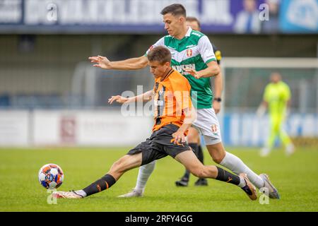 DORDRECHT, NIEDERLANDE - JULI 16: Oleksandr Bashmarin von Shakhtar und Rene Kriwak vom FC Dordrecht während des Saisonvorkampfes zwischen dem FC Dord Stockfoto