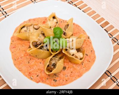 Conchiglie Pasta mit Pilzen Stockfoto