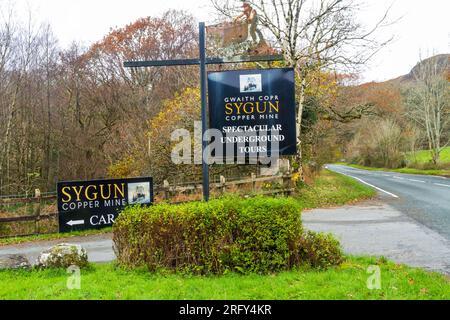 BEDDGELERT, WALES – NOV. 18 2021: Schilder für Sygun Copper Mine, eine Touristenattraktion in Eryri oder Snowdonia National Park, . Beddgelert, Wales. Stockfoto
