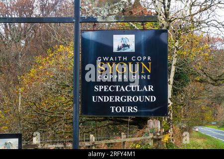 BEDDGELERT, WALES – NOV. 18 2021: Schild für Sygun Copper Mine, eine Touristenattraktion in Eryri oder Snowdonia National Park, Landschaft. Beddgelert, Wales. Stockfoto