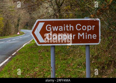 BEDDGELERT, WALES – NOV. 18 2021: Braunes Touristenschild für Sygun Copper Mine, eine Touristenattraktion in Eryri oder Snowdonia National Park, Porträt. Bettzeug Stockfoto