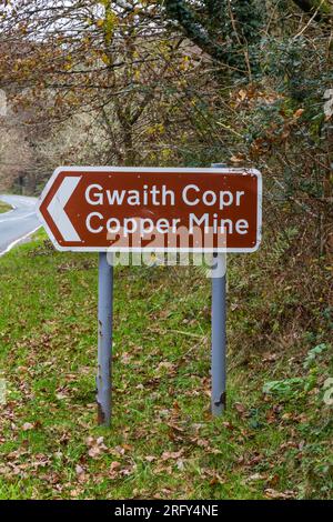 BEDDGELERT, WALES – NOV. 18 2021: Braunes Touristenschild für Sygun Copper Mine, eine Touristenattraktion in Eryri oder Snowdonia National Park, Landschaft. Bettwäschename Stockfoto