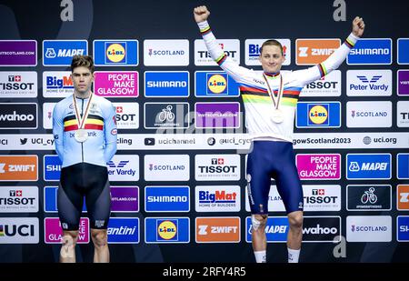 GLASGOW - Mathieu van der Poel auf dem Podium des Weltmeistertitels, nachdem er das Straßenrennen bei der Radweltmeisterschaft gewonnen hat. Wout van Aert ist Zweiter. Van der Poel ist der erste niederländische Weltmeister unter den Profis seit Joop Zoetemelk. ANP ROBIN VAN LONKHUIJSEN Stockfoto