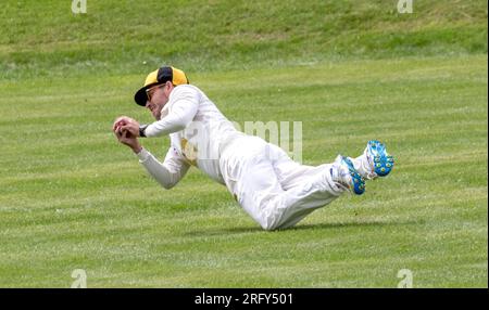 East Dean und Friston Cricket Club, East Sussex, Großbritannien. 6. August 2023. Familie, Freunde und Spieler aus Vergangenheit und Gegenwart trafen sich zu einem Gedenkkampf, um ihrem verstorbenen Club Captain und dem lokalen Geschäftsmann Neil Gamble zu gedenken, der im Februar im Alter von nur 46 Jahren plötzlich starb. Ein ehemaliger Spieler beschrieb Neil als einen Mann, für den das Wohlergehen und die Unterstützung der Mitglieder des Clubs ebenso wichtig und untrennbar mit dem Vereinsethos verbunden war wie der Sport selbst. Neil war nicht nur ein angesehenes Mitglied der Cricket-Community, sondern wollte jungen Menschen die Möglichkeit geben, in ihrem Leben die Richtung zu finden Stockfoto