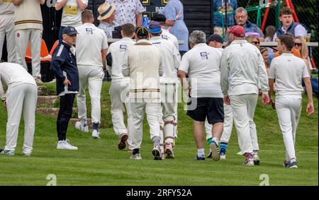 East Dean und Friston Cricket Club, East Sussex, Großbritannien. 6. August 2023. Familie, Freunde und Spieler aus Vergangenheit und Gegenwart trafen sich zu einem Gedenkkampf, um ihrem verstorbenen Club Captain und dem lokalen Geschäftsmann Neil Gamble zu gedenken, der im Februar im Alter von nur 46 Jahren plötzlich starb. Ein ehemaliger Spieler beschrieb Neil als einen Mann, für den das Wohlergehen und die Unterstützung der Mitglieder des Clubs ebenso wichtig und untrennbar mit dem Vereinsethos verbunden war wie der Sport selbst. Neil war nicht nur ein angesehenes Mitglied der Cricket-Community, sondern wollte jungen Menschen die Möglichkeit geben, in ihrem Leben die Richtung zu finden Stockfoto