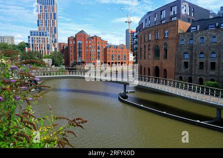 Burgbrücke - eine moderne, attraktive, geschwungene Fußgängerbrücke über den Fluss Avon, Bristol., August 2023. Sommer Stockfoto