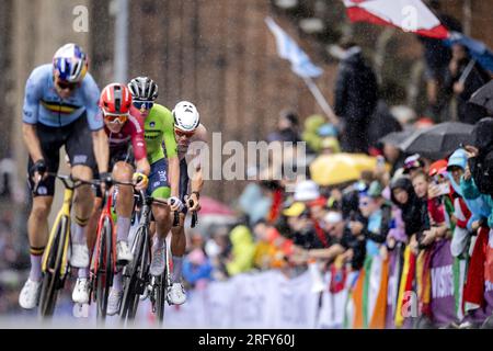 GLASGOW - Mathieu van der Poel (r) kämpft Wout van Aert, Mads Pedersen und Tadej Pogacar während des Straßenrennen der Männer am vierten Tag der Radweltmeisterschaft. Die schottische Stadt wird vom 3. Bis 13. August Schauplatz einer Weltmeisterschaft mit mehreren Radsportarten sein. ANP ROBIN VAN LONKHUIJSEN Stockfoto