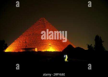 Eine Lichtshow an den Pyramiden von gizeh in der Nähe der Stadt Kairo in der Hauptstadt Ägyptens in nordafrika. Ägypten, Kairo, März 2000 Stockfoto