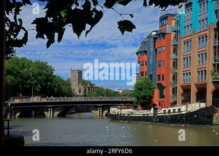 Peterskirche auf dem Schlosshügel und Bristol-Brücke über den Fluss Avon, von Waliser Rückseite. Aufgenommen Am 2023. August. Sommer Stockfoto